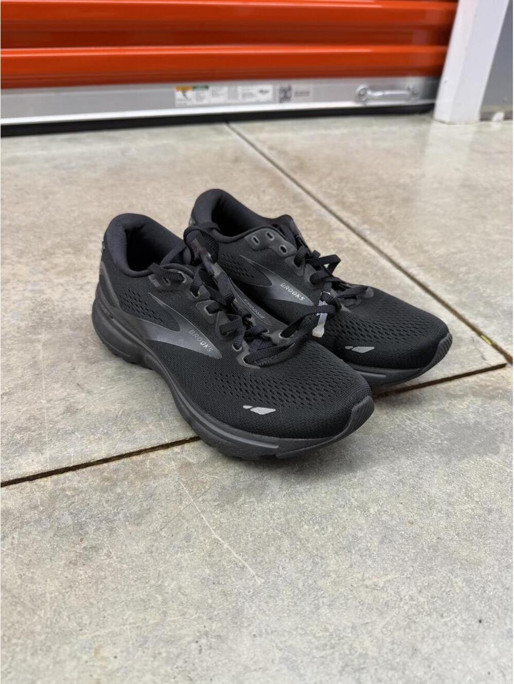 brooks adrenaline gts 23 triple black running shoes size 8 WOMENS
